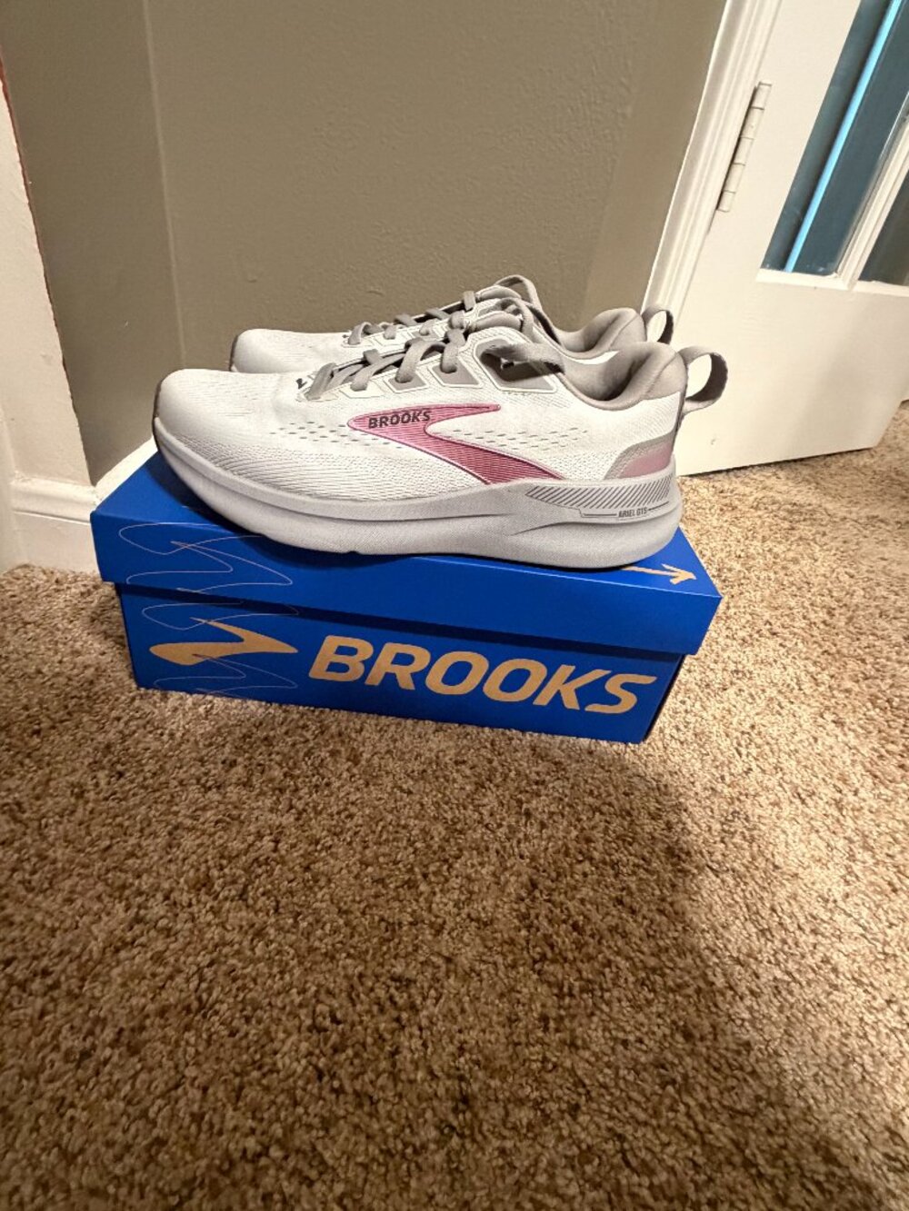Women's BROOKS Ariel GTS 26  - Size 8.5